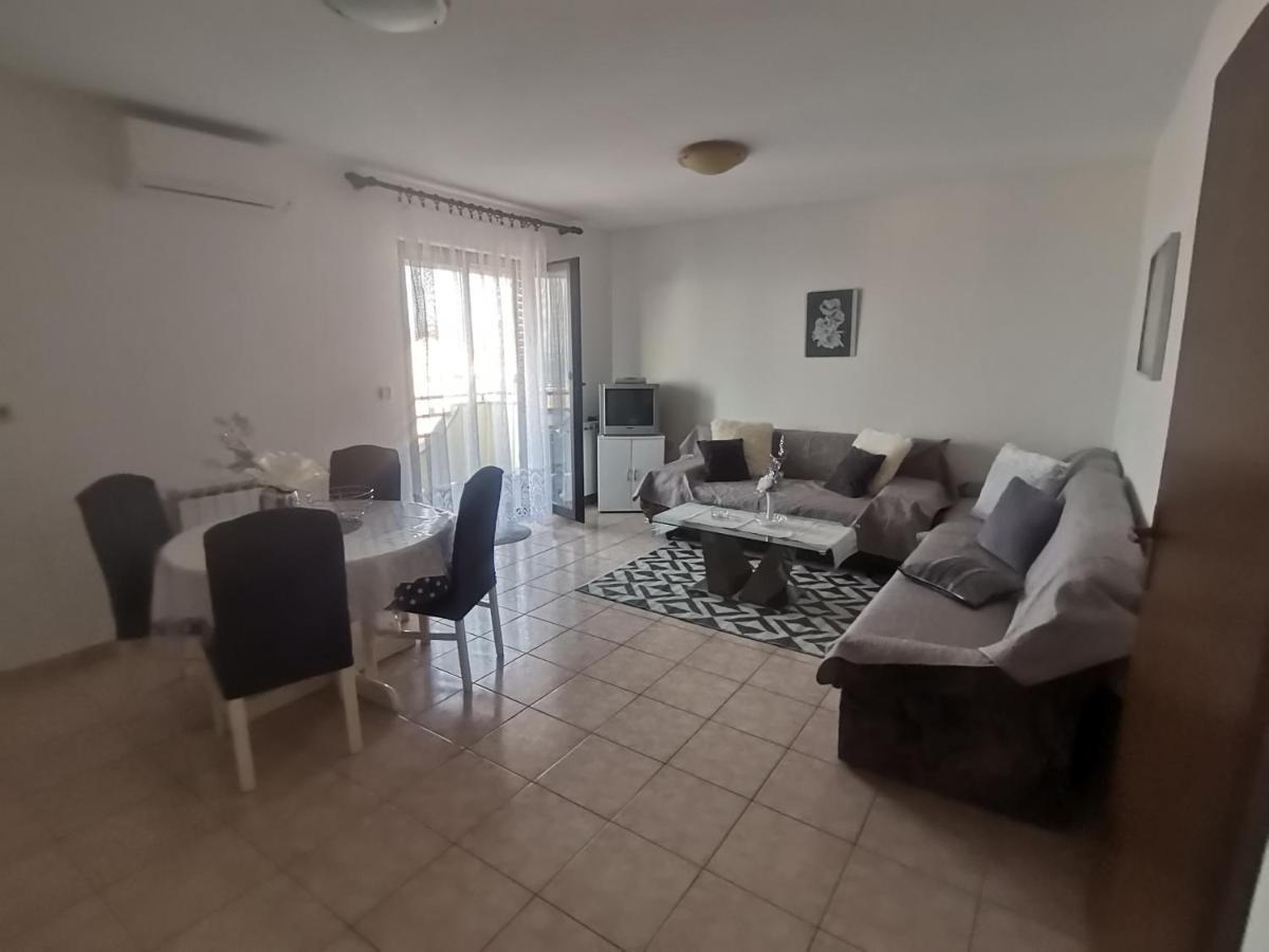 Apartments Petrica Malinska Bagian luar foto